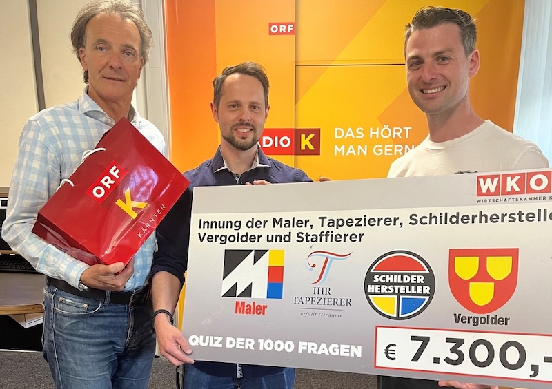 Martin Weitschacher steht in der Mitte und hält einen Riesenscheck in der Höhe von 7.300 Euro in der Hand.